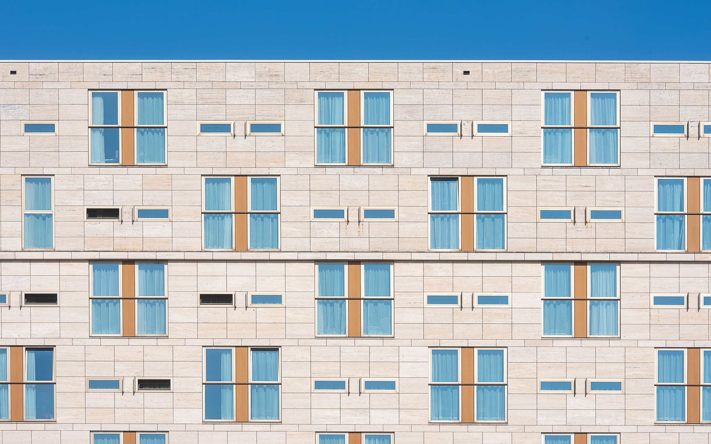 Fachada de un hotel urbano con ventanas simétricas
